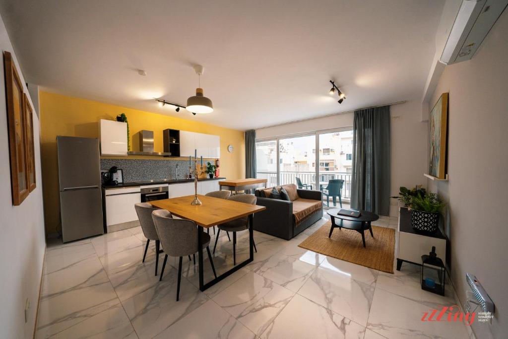 Kuchyň nebo kuchyňský kout v ubytování A Stylishly Chic Holiday Home