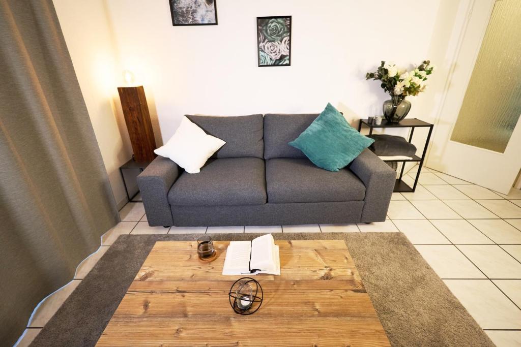 a living room with a couch and a wooden floor at Gemütliche 2Zi. Wohnung in Seligenstadt