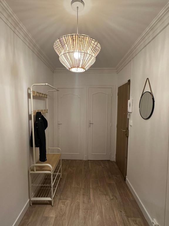 einen Flur mit einem Ankleidezimmer mit einem Kronleuchter in der Unterkunft Appartement NEUF et cosy à Blois in Blois