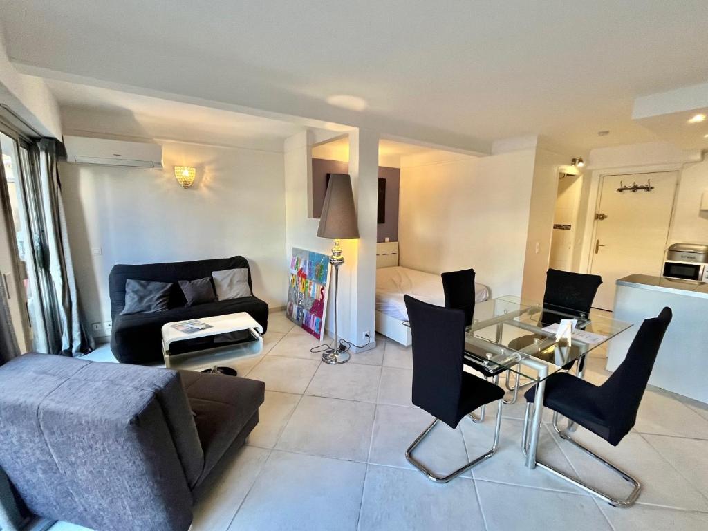 un salon avec un canapé et une table en verre dans l'établissement Rouaze 2, by Welcome to Cannes, à Cannes