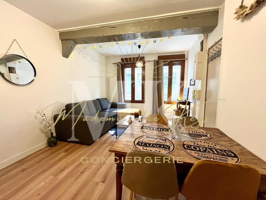 ein Wohnzimmer mit einem Holztisch und Stühlen in der Unterkunft Le Countryside- hyper centre in Sens