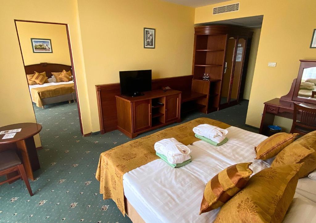 Postel nebo postele na pokoji v ubytování Hotel Kapitany Wellness