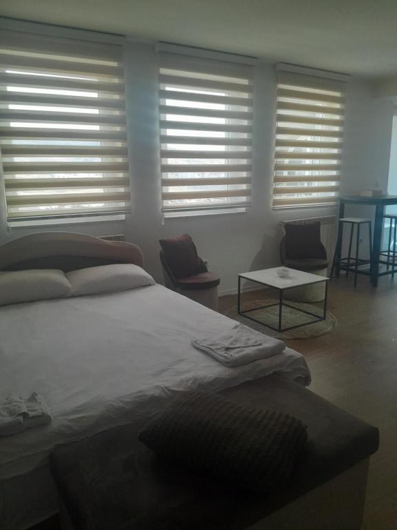 Postel nebo postele na pokoji v ubytování Sleep and drive No5 - free wifi