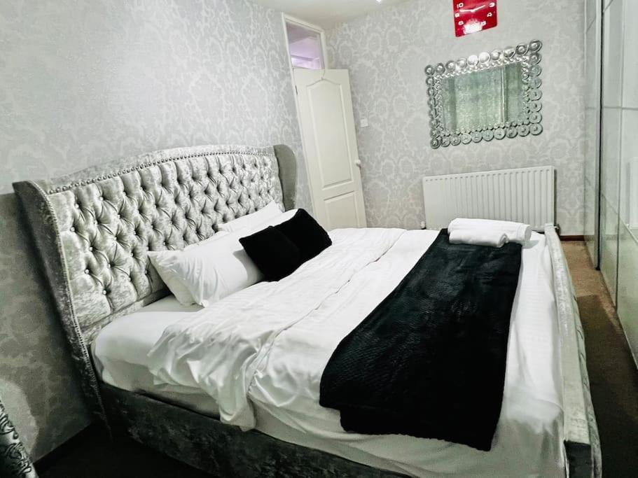 En eller flere senge i et værelse på Modern & Cozy 3 Bed House.