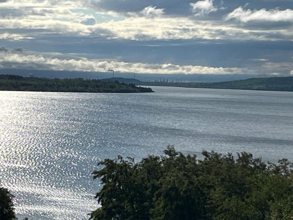 ein Blick auf ein großes Gewässer in der Unterkunft Villa di Lago - Ferienhaus mit Sauna in Mücheln