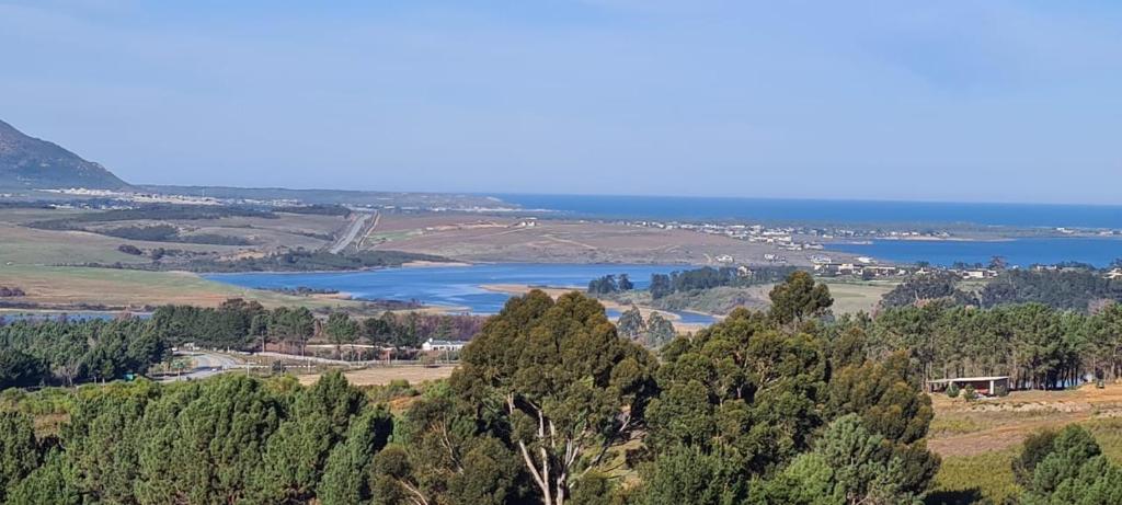 uitzicht op een meer vanaf een heuvel bij Watercolour Cottage in Hermanus