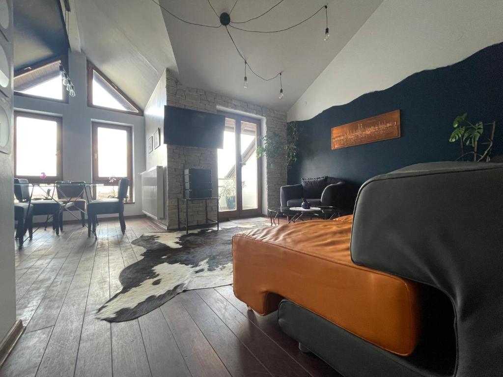 a living room with a bed and a dining room at Vila Milka - Balkon - Besplatan parking - Samostalna prijava in Karlovac
