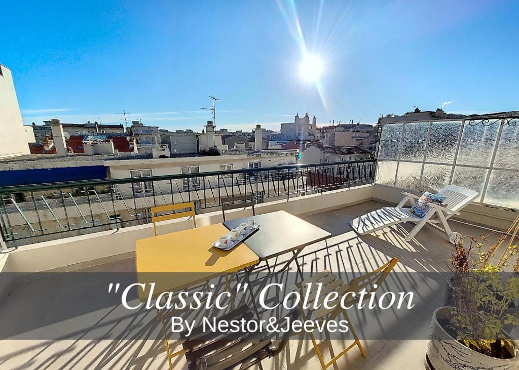 d'un balcon sur le toit avec une table et des chaises. dans l'établissement Nestor&Jeeves - CIEL AZUR - Terrace, à Nice