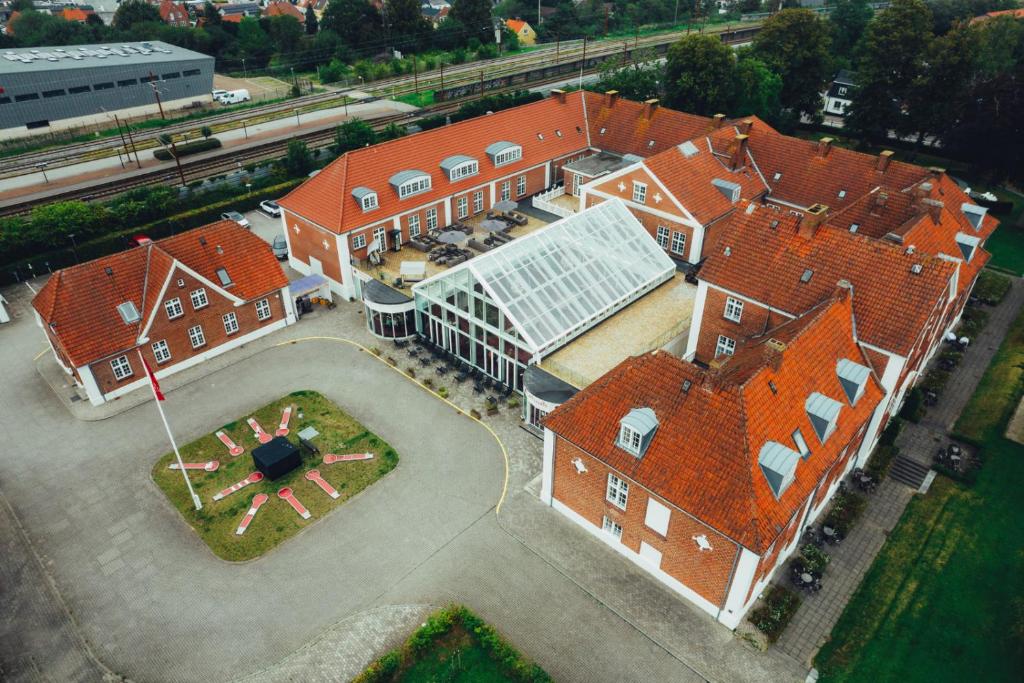 an overhead view of a large brick building at Milling Hotel Park in Middelfart