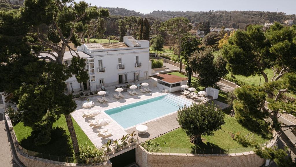- une vue aérienne sur une maison avec une piscine dans l'établissement VILLA GENTILE RESORT E SPA, à Cassano delle Murge