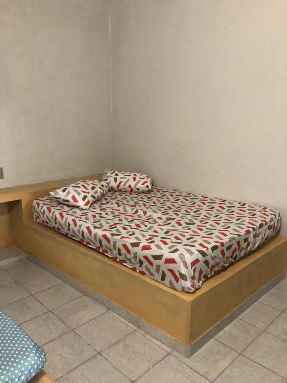 1 cama con 2 almohadas en una habitación en Quartos em Alcobaça, en Alcobaça