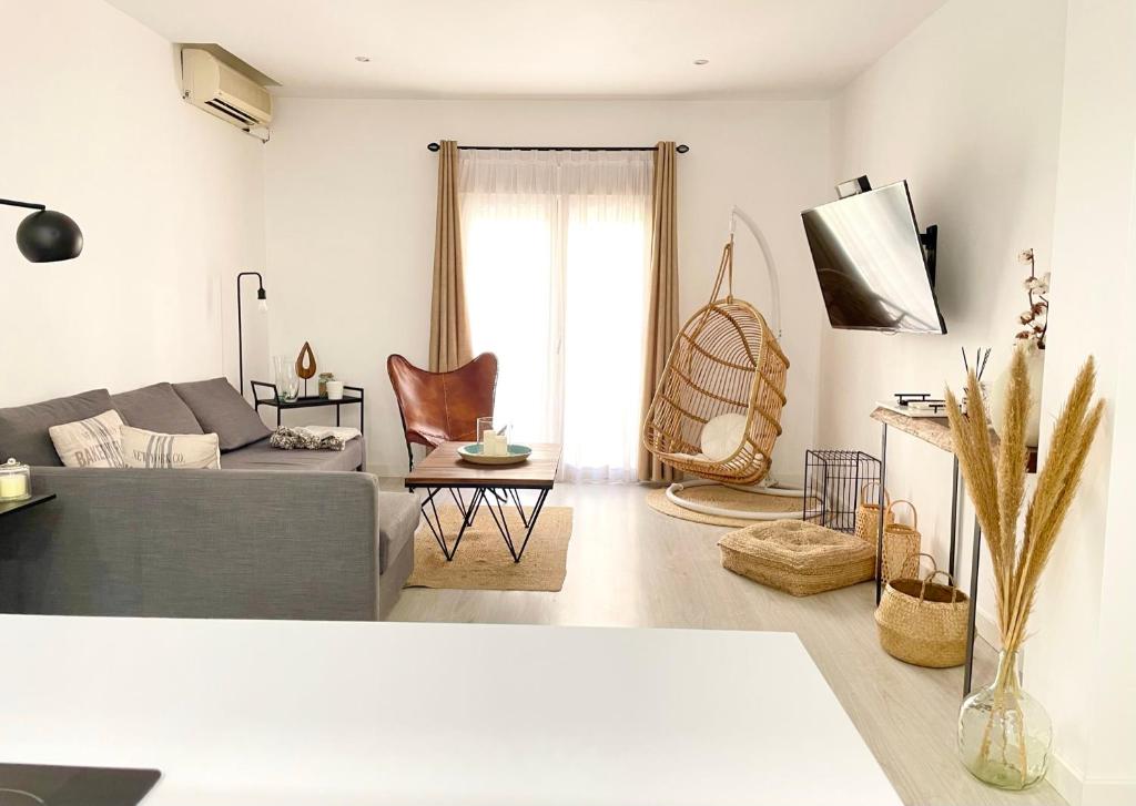 a living room with a couch and a table at Elegante apartamento 6-8pax AV Palmera 3D 2B in Seville