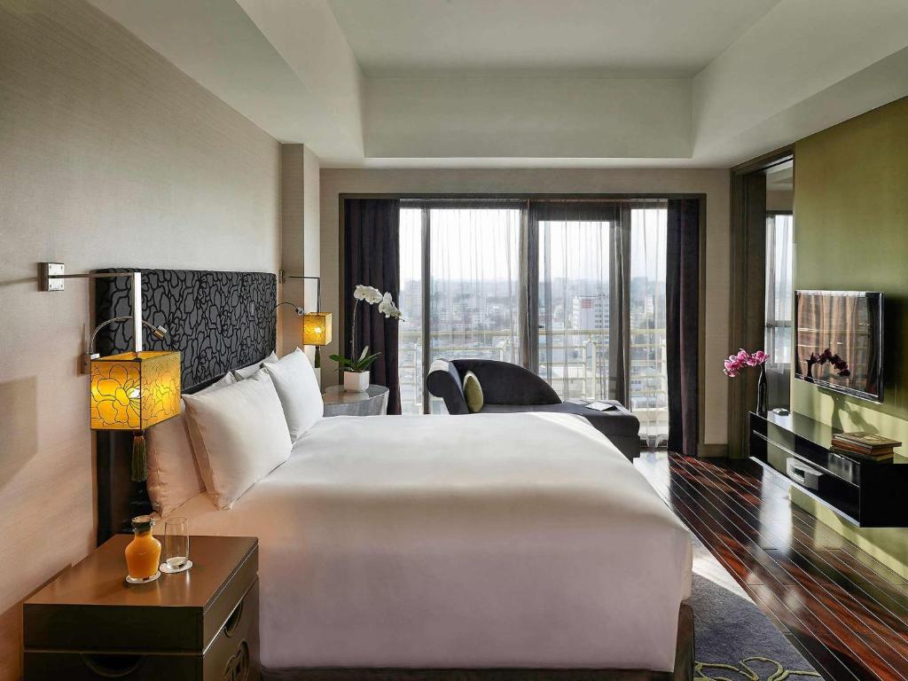 Postel nebo postele na pokoji v ubytování Sofitel Saigon Plaza