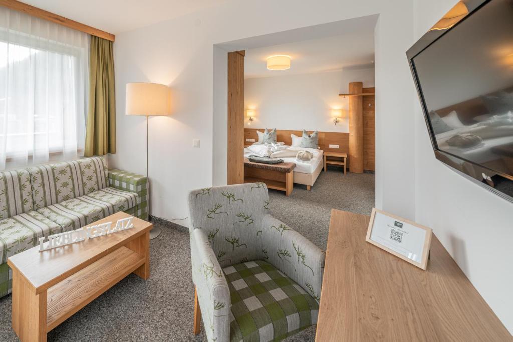 TV a/nebo společenská místnost v ubytování Hotel Falknerhof