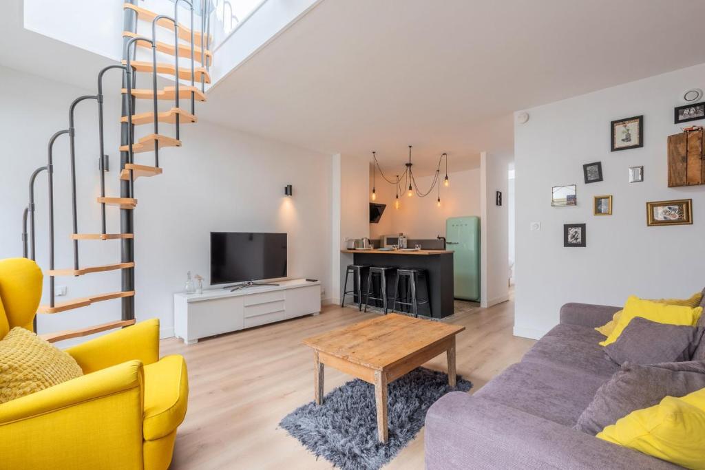 Televízia a/alebo spoločenská miestnosť v ubytovaní Appartement lumineux avec rooftop et garage privé.