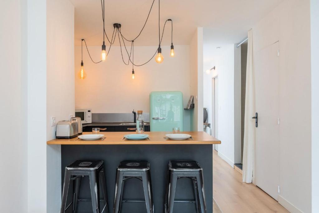 Kuchyňa alebo kuchynka v ubytovaní Appartement lumineux avec rooftop et garage privé.