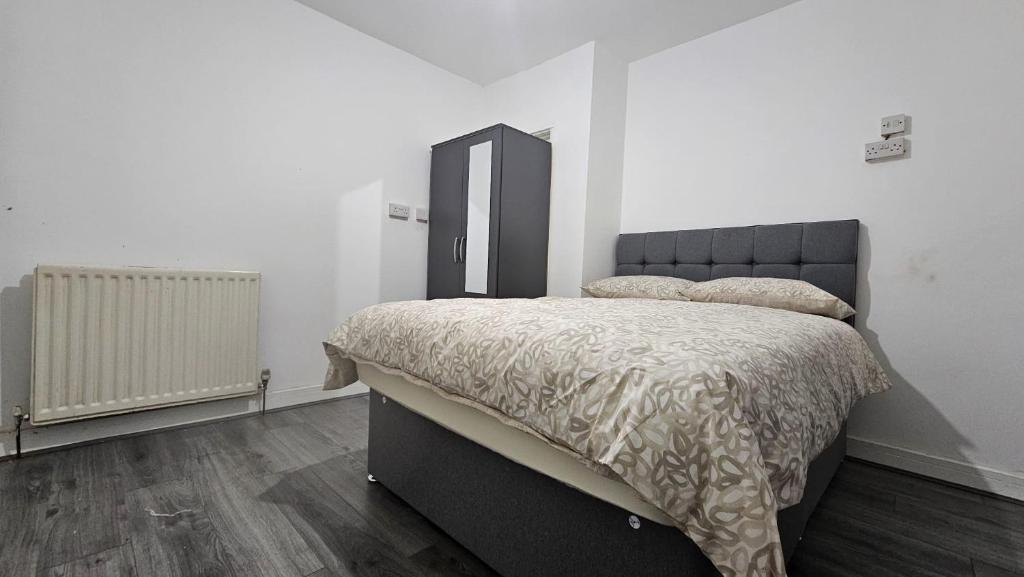 - une chambre avec un grand lit et un radiateur dans l'établissement Private Stay with Toilet and Kitchen, 