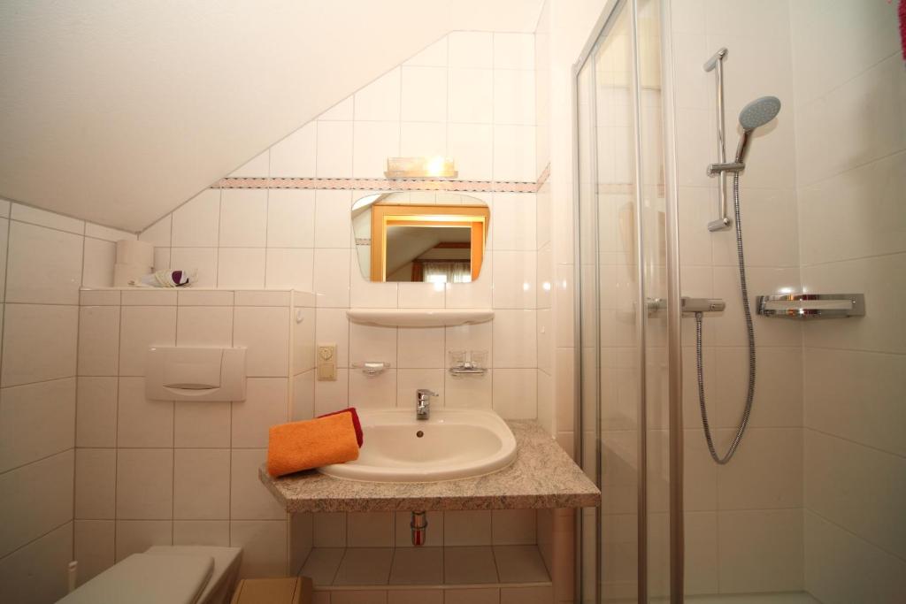 A bathroom at Pension-Greimelbacherhof
