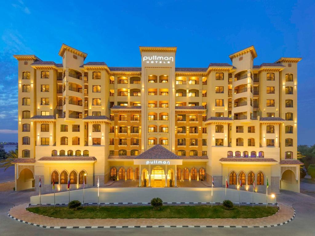 uma representação do exterior de um hotel em Pullman Resort Al Marjan Island em Ras al-Khaimah