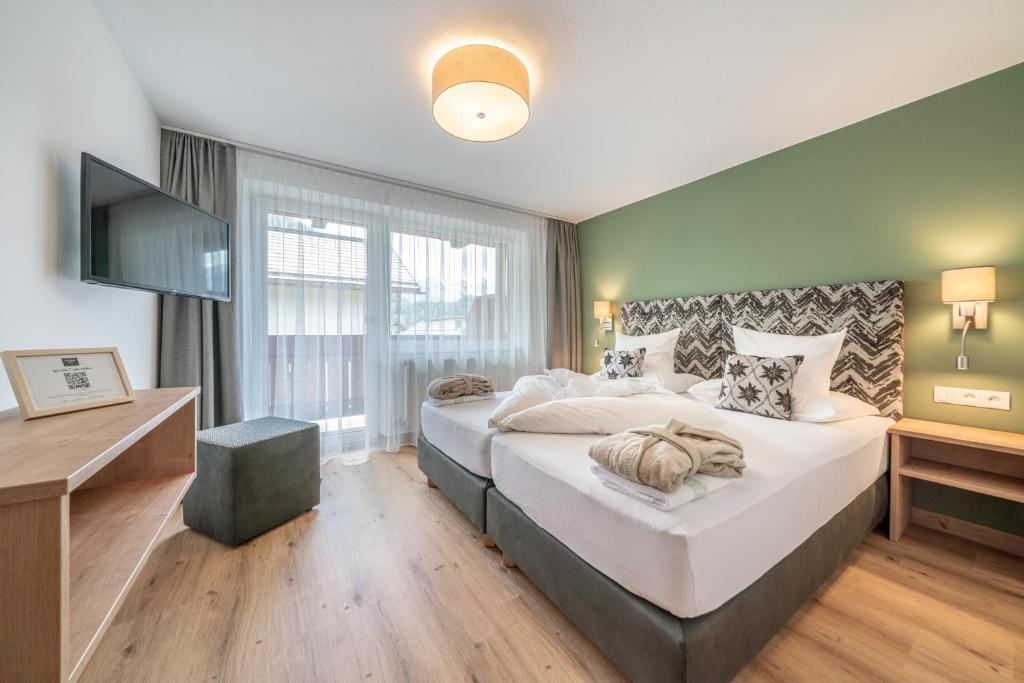 Postel nebo postele na pokoji v ubytování Hotel Falknerhof