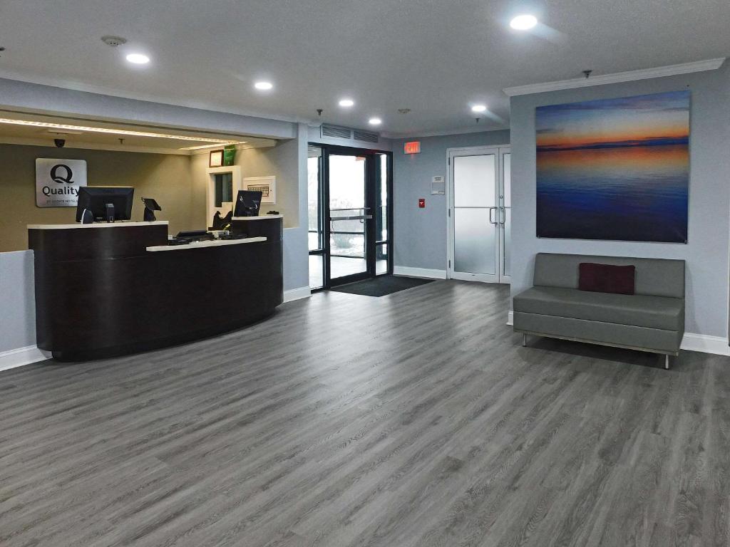 een kantoor met een lobby met een bureau en een bank bij Quality Inn Colchester - Burlington in Burlington