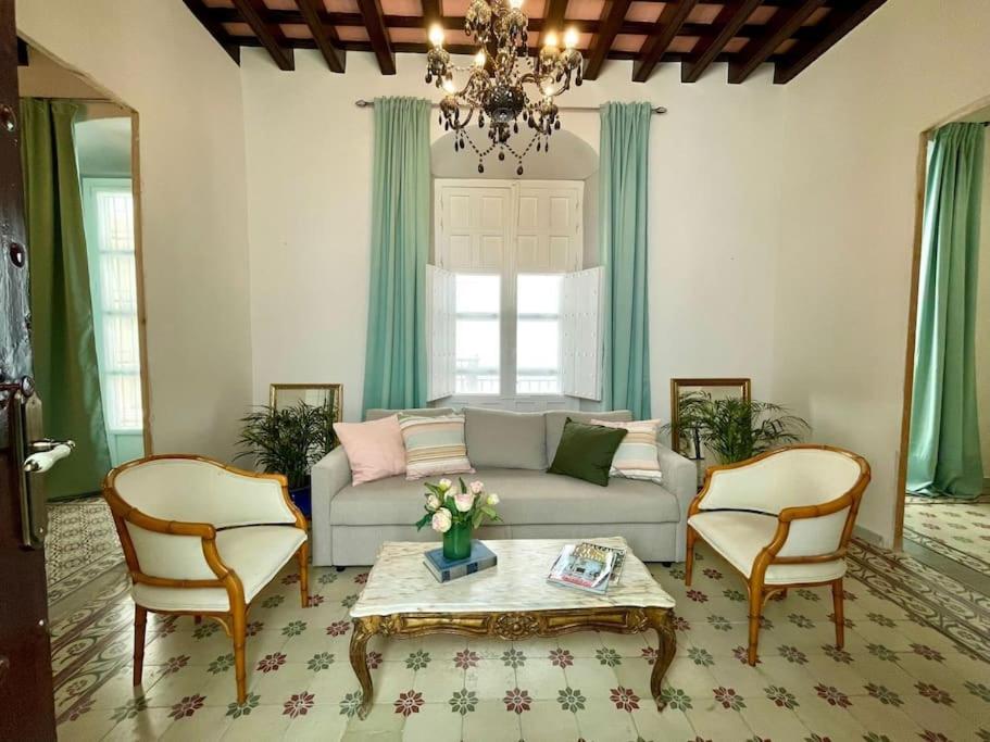 sala de estar con sofá y 2 sillas en GINVA - Casa palacio La Templanza, en El Puerto de Santa María
