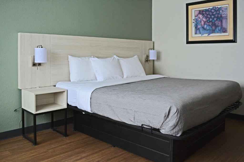 Postel nebo postele na pokoji v ubytování Quality Inn & Suites East Syracuse - Carrier Circle
