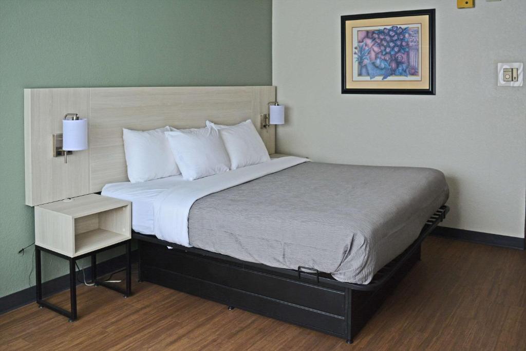 Postel nebo postele na pokoji v ubytování Quality Inn & Suites East Syracuse - Carrier Circle
