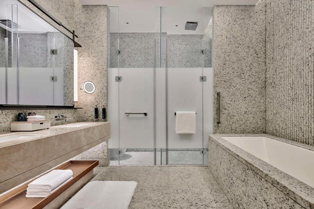 Koupelna v ubytování DoubleTree by Hilton Zhuhai Hengqin