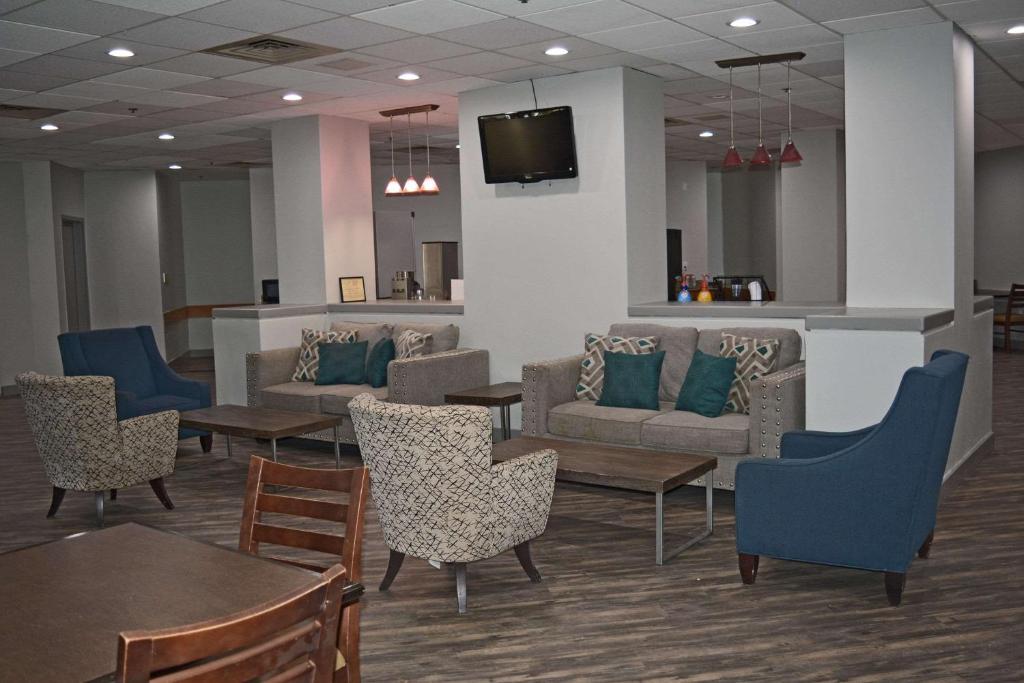 TV a/nebo společenská místnost v ubytování Quality Inn & Suites East Syracuse - Carrier Circle