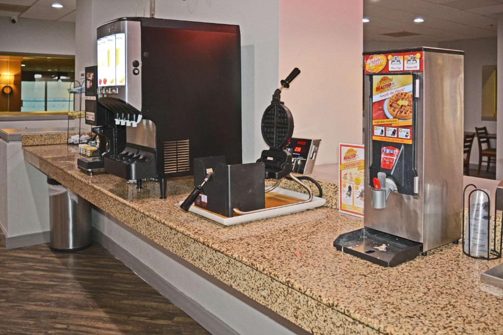 Příslušenství pro přípravu čaje a kávy v ubytování Quality Inn & Suites East Syracuse - Carrier Circle