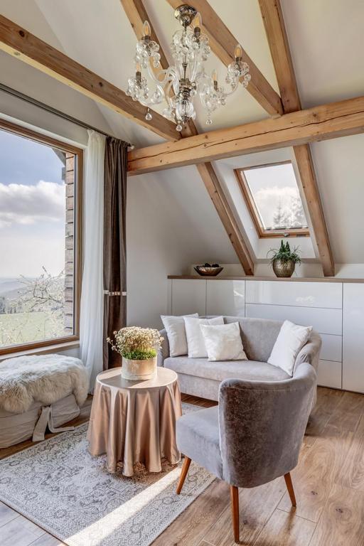 salon z kanapą i stołem w obiekcie Wellness apartmány Český ráj & Biokolna w mieście Lomnice nad Popelkou