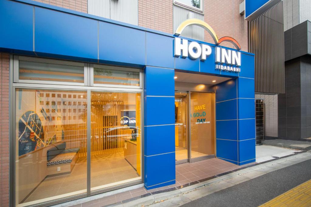 przód sklepu z napisem "hop inn" w obiekcie Hop Inn Tokyo Iidabashi w Tokio
