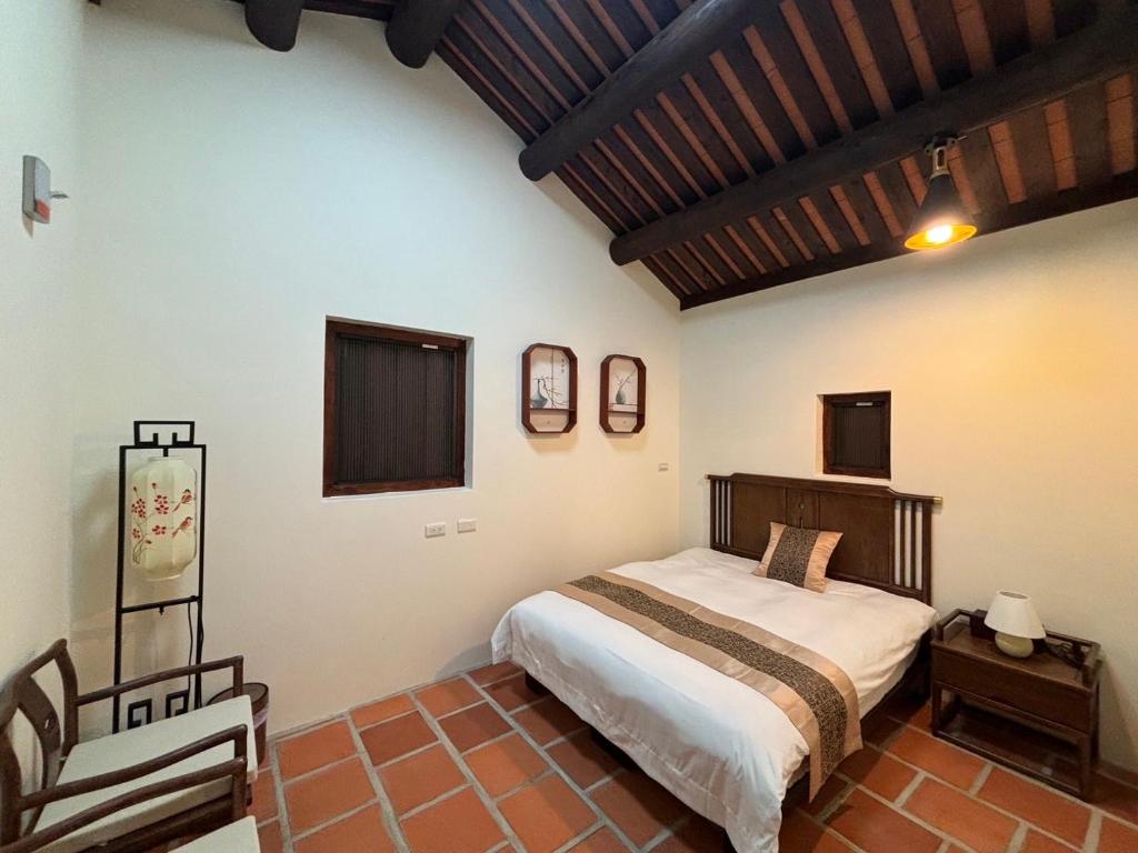 Postel nebo postele na pokoji v ubytování Ba Ba Guan Hai Ancient House B&B