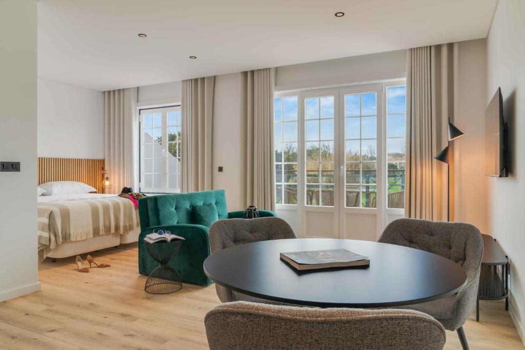 
Family Room with Balcony - Club House
