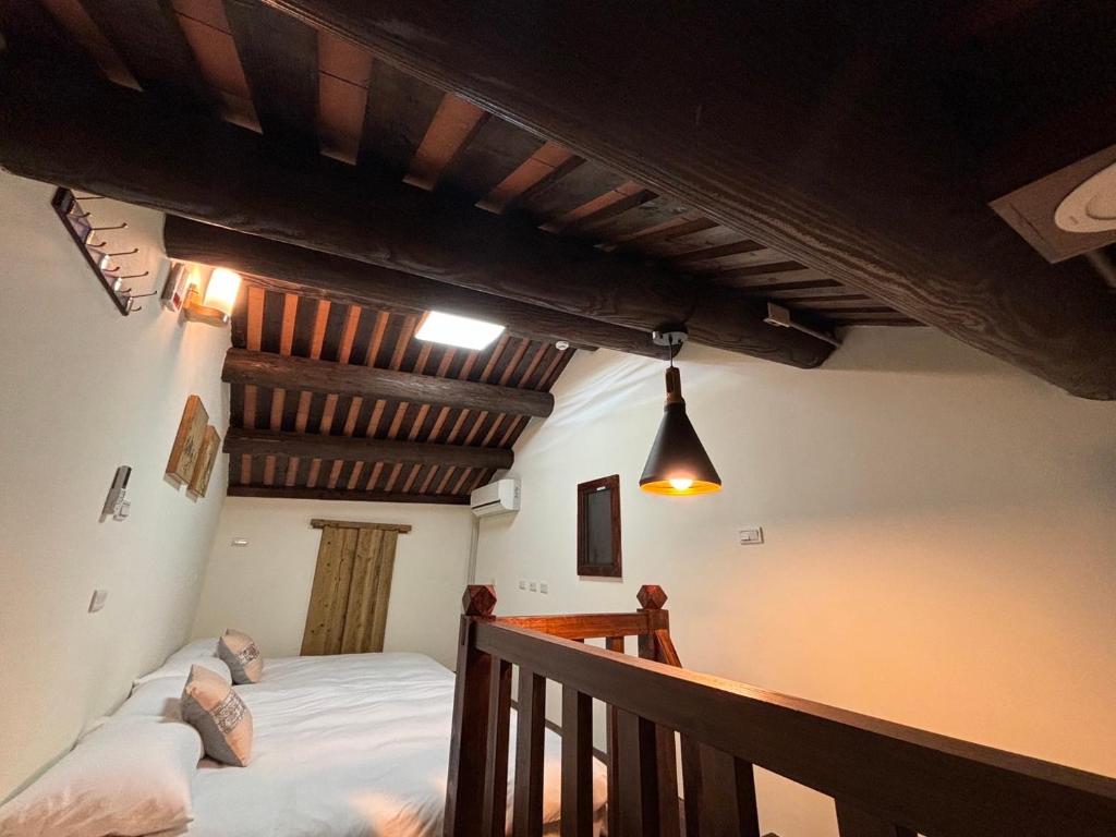Postel nebo postele na pokoji v ubytování Ba Ba Guan Hai Ancient House B&B