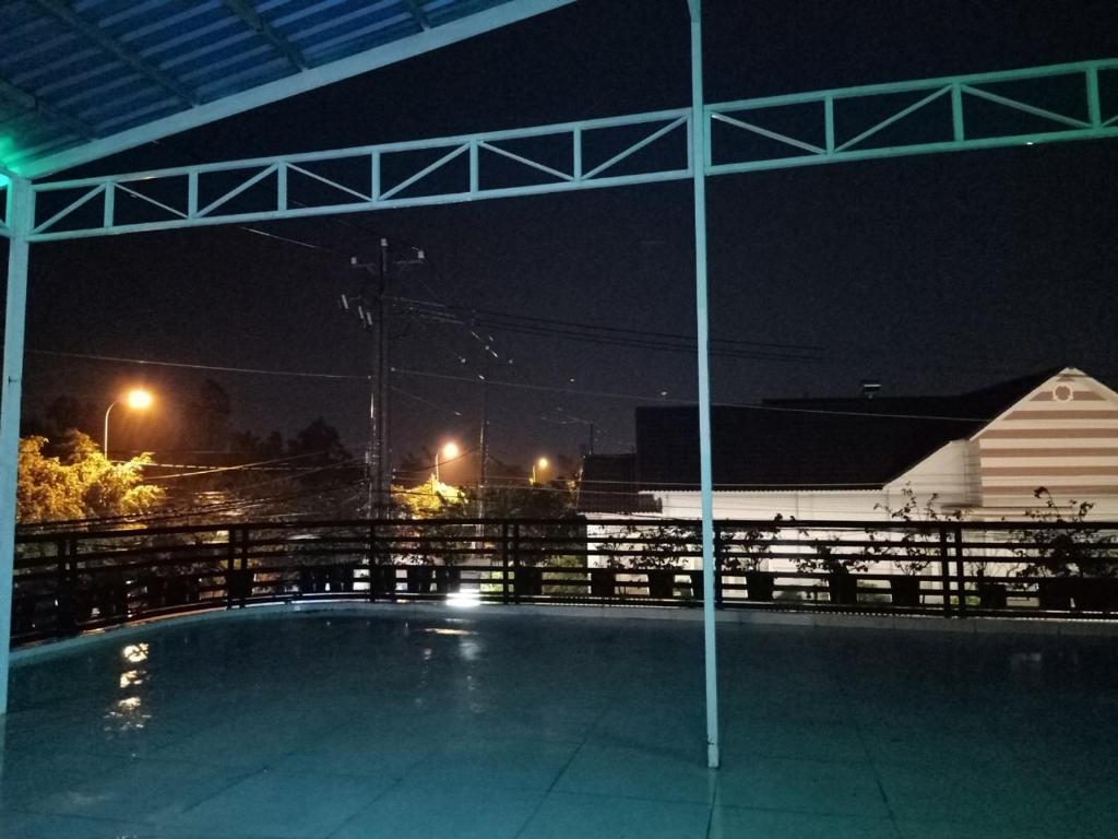 uma piscina à noite com um edifício e luzes em MOTEL MINH TÂM 28 