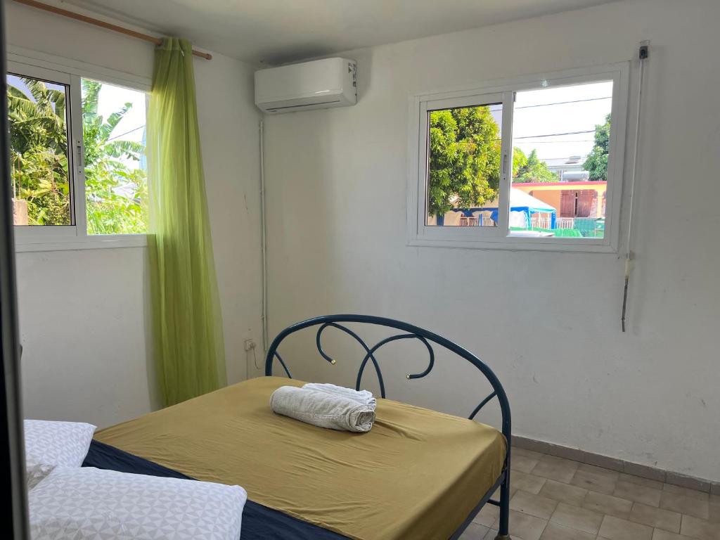 Postel nebo postele na pokoji v ubytování CosyLife Sainte-Rose - Villa calme avec vue Sofaïa à 3km de la plage