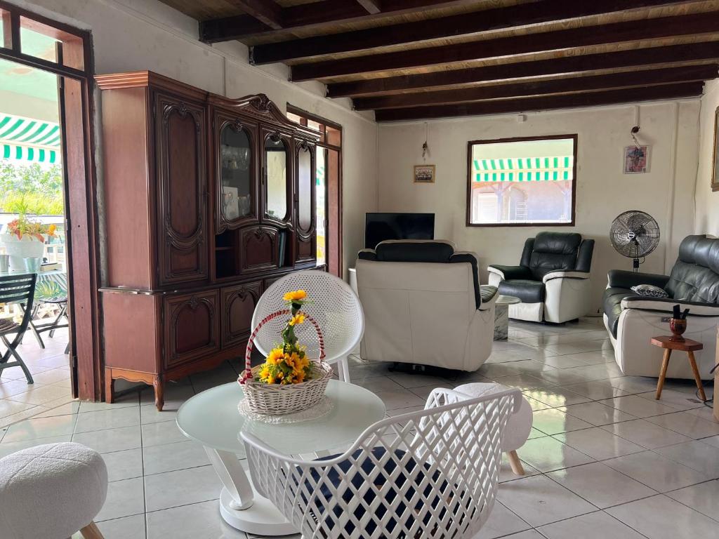 Posezení v ubytování CosyLife Sainte-Rose - Villa calme avec vue Sofaïa à 3km de la plage