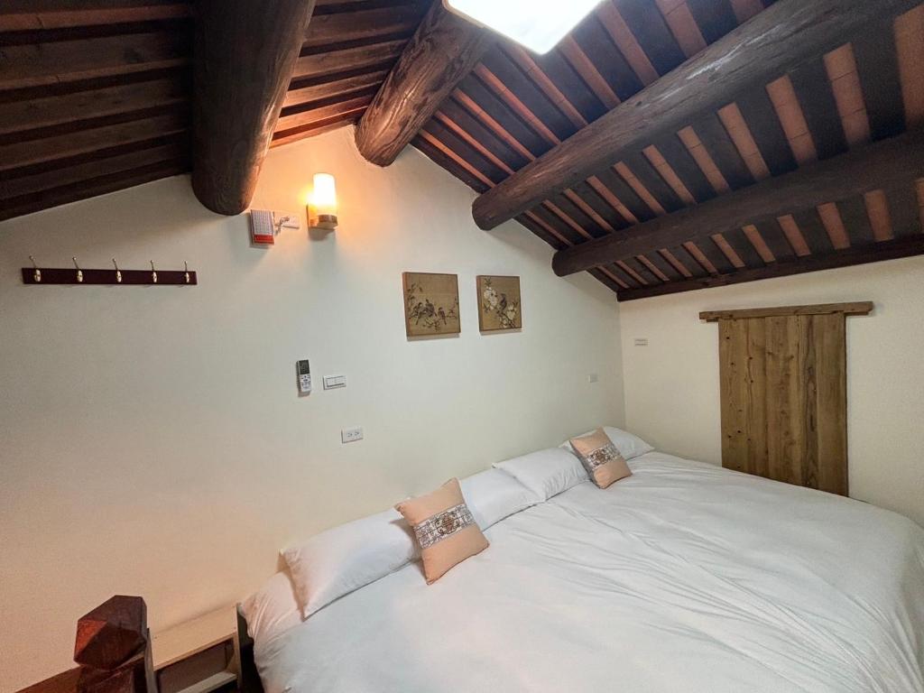 Postel nebo postele na pokoji v ubytování Ba Ba Guan Hai Ancient House B&B