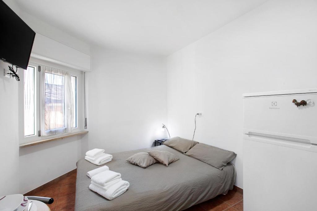 a bed in a white room with towels on it at Maison Étoile - Appartamento Luna in Aosta