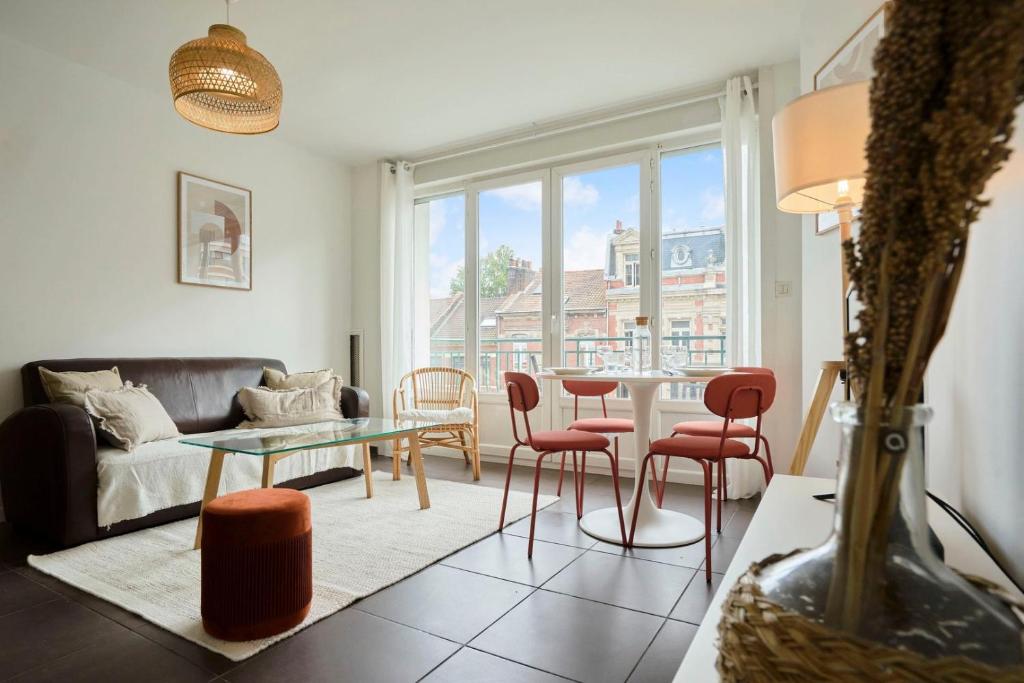 - un salon avec un canapé, une table et des chaises dans l'établissement Lille hypercentre two bedrooms 70m2, à Lille
