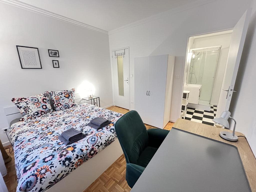 - une chambre avec un lit et une chaise verte dans l'établissement Comtes du Maine - Centre - Parade des pilotes - 6 pers, au Mans