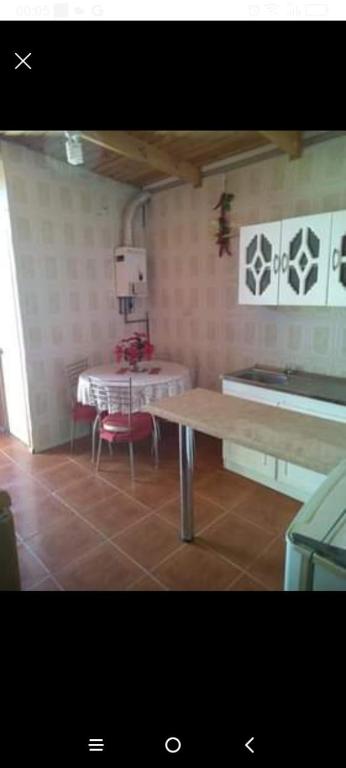une cuisine avec une table et une table dans l'établissement Departamento en Las Cruces, à El Tabo
