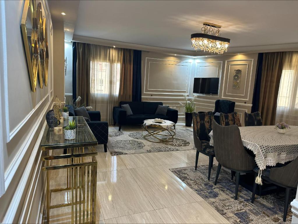 Luxurious apartment in cairo في القاهرة: غرفة معيشة مع أريكة وطاولة