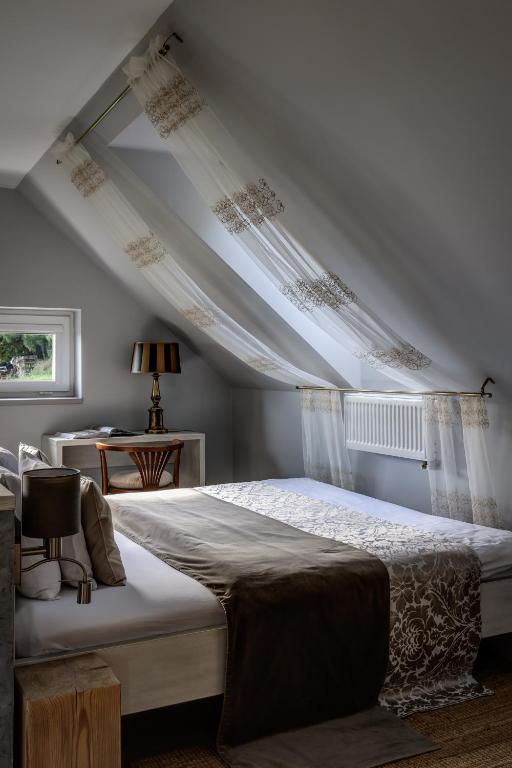 sypialnia z dużym łóżkiem z dachem w obiekcie Wellness apartmány Český ráj & Biokolna w mieście Lomnice nad Popelkou