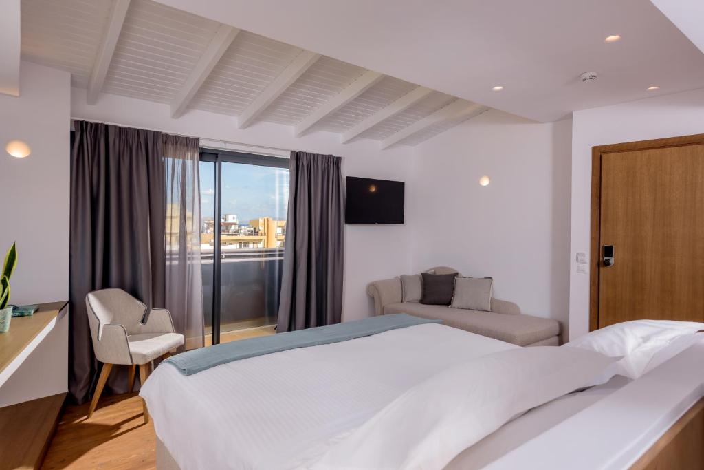 Postel nebo postele na pokoji v ubytování Iraklion Hotel