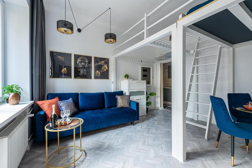 un soggiorno con divano blu e sedie blu di Luxury Apartments in the City Center a Varsavia