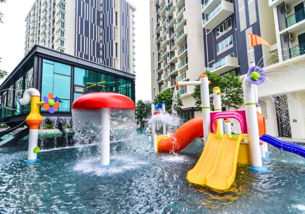Bazén v ubytování NEW! The Shore l 3BR l 6-11pax l Direct Mall Access l City Centre l River View l Jonker Street by Jay Stay Management nebo v jeho okolí