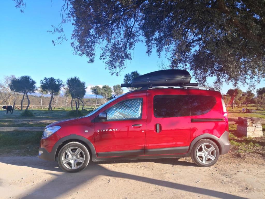 un coche rojo con un perchero en la parte trasera en Dacia Dokker Camperiz, en Palma de Mallorca
